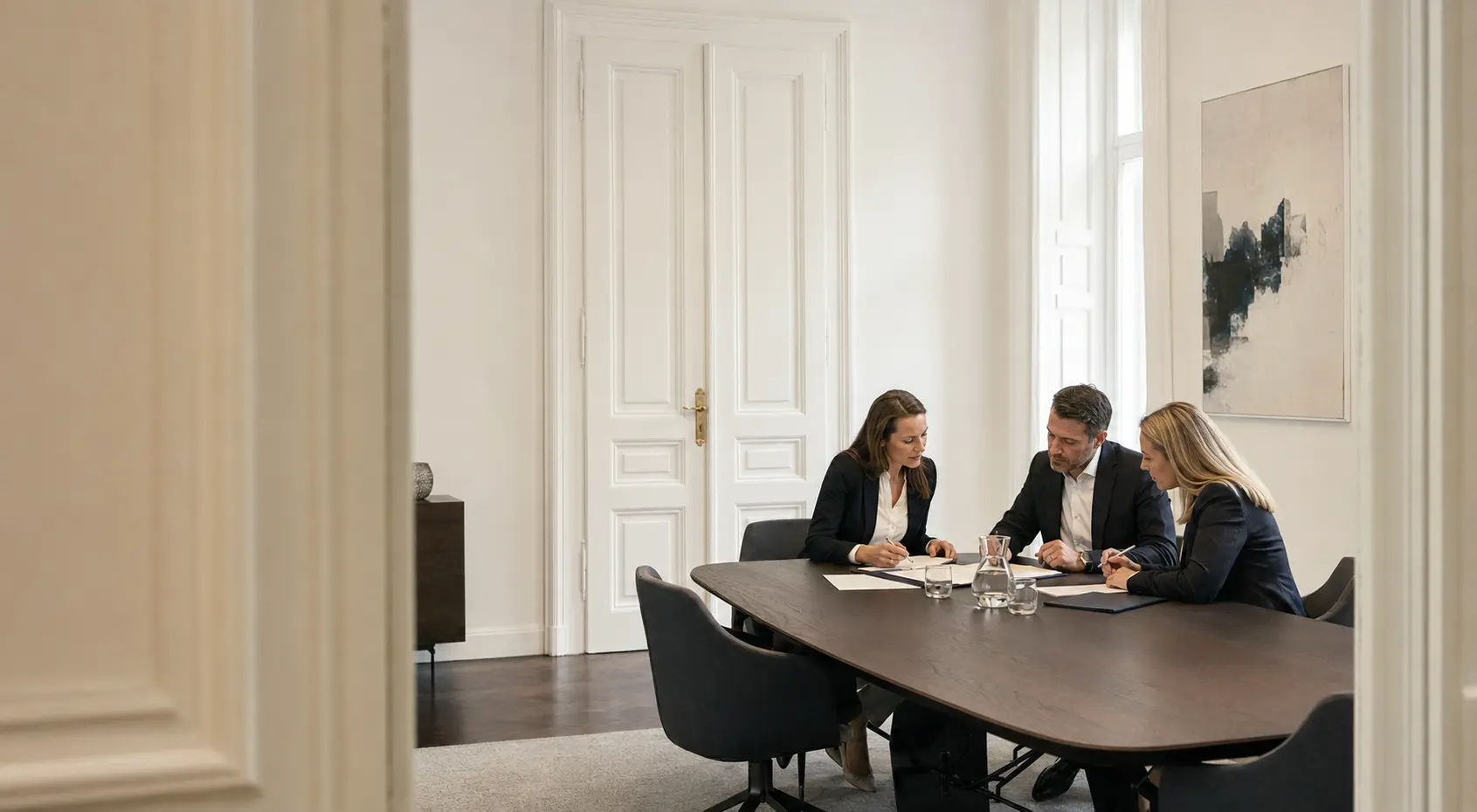 Gemeinsame Arbeit am Besprechungstisch