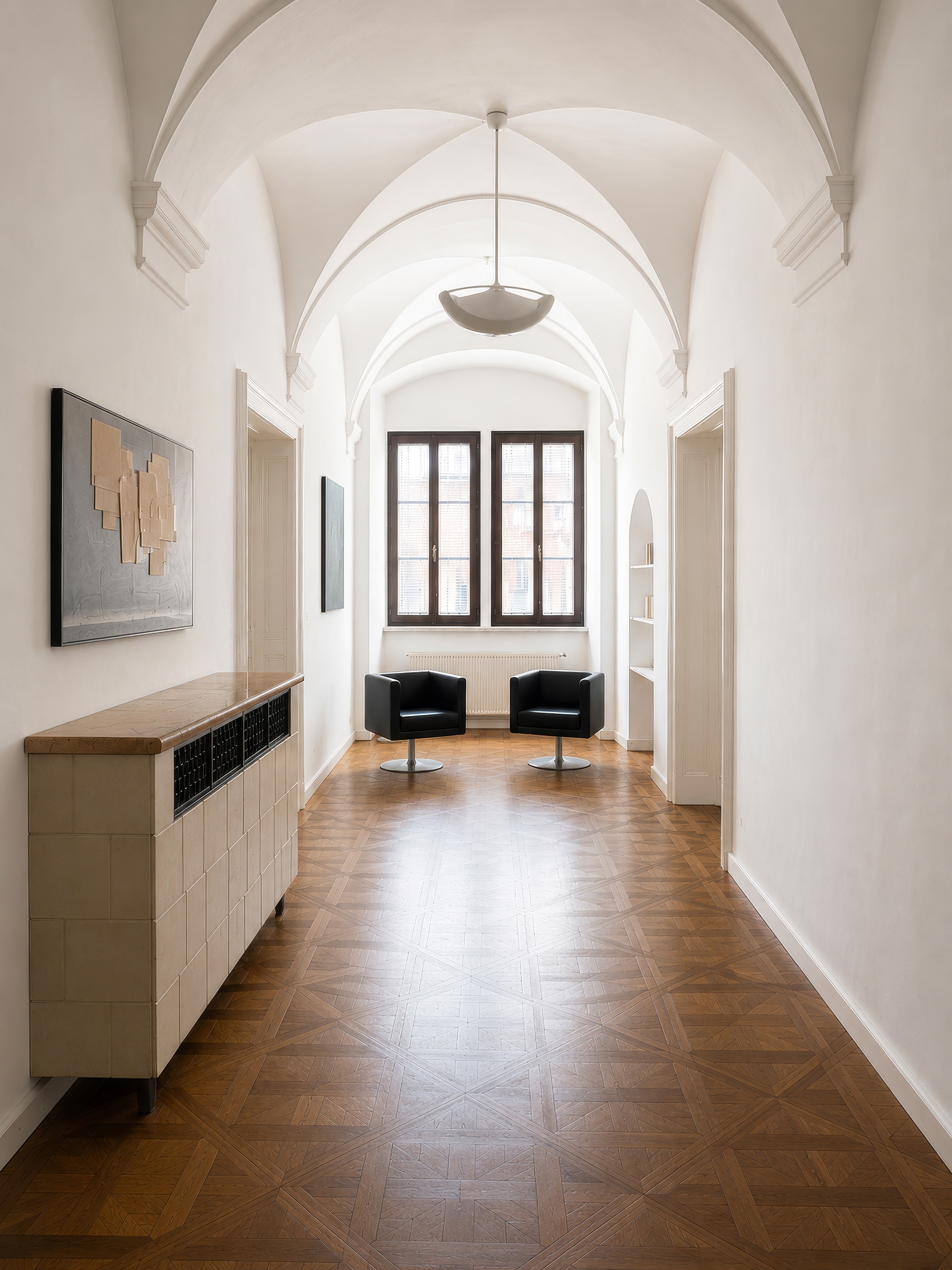 Klassische Kanzleiräume mit dunklem Parkett und moderner Kunst